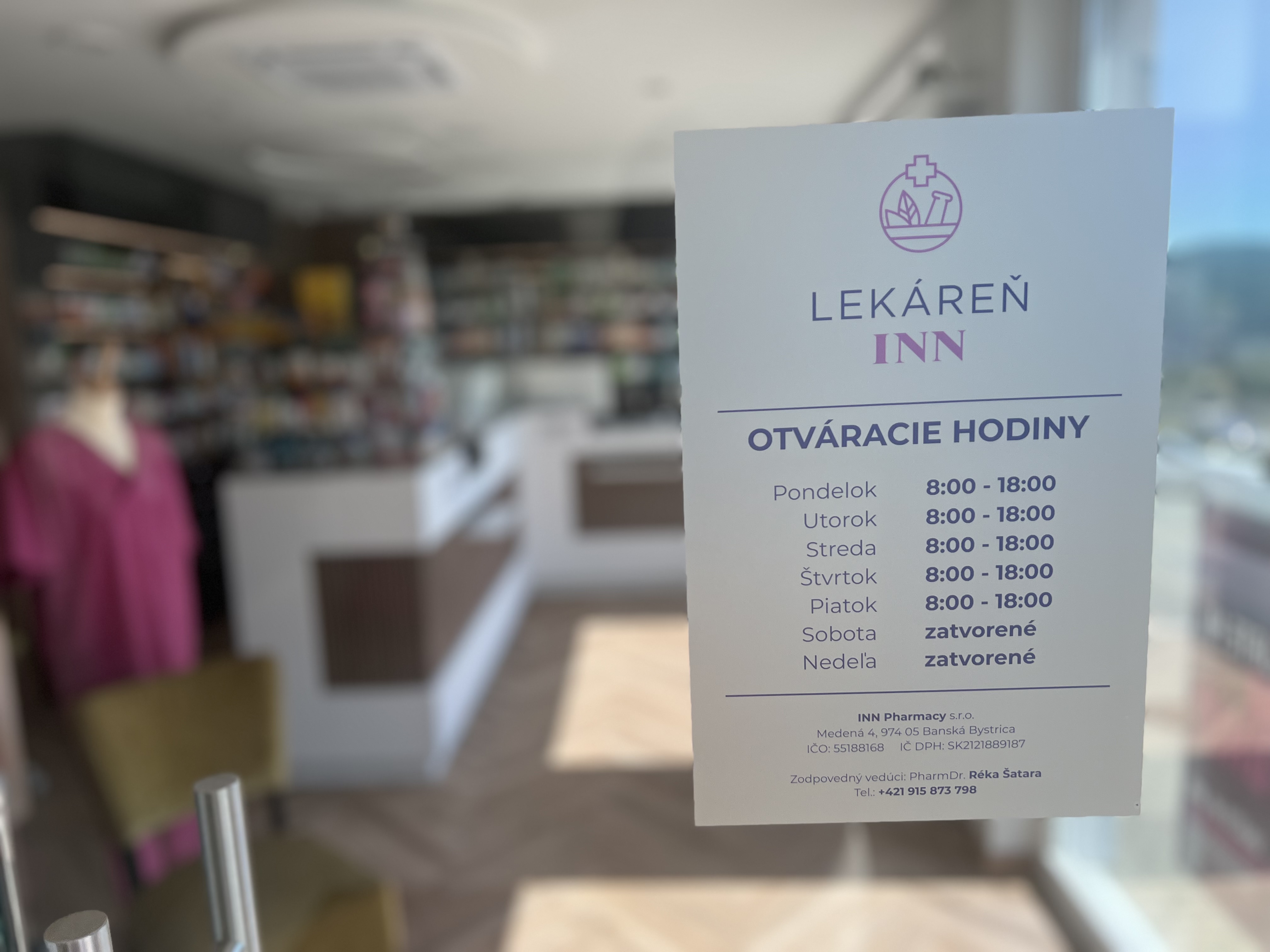 Vstup do Lekárne INN s otváracími hodinami